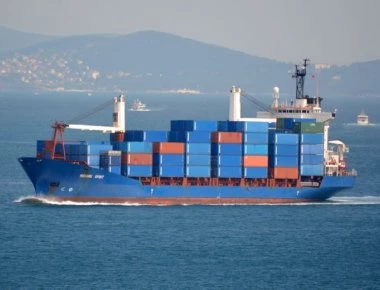 Σε εξέλιξη επιχείρηση για την απομάκρυνση του πλοίου - βόμβα απ’τη Σούδα